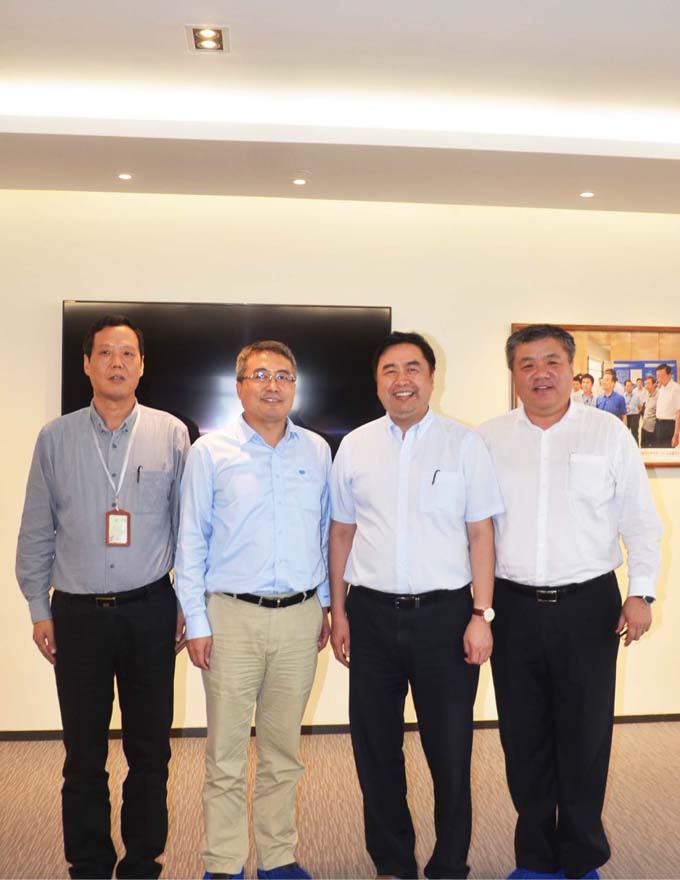 趙振元同志、何平書記與上海寶冶集團(tuán)董事長王石磊、總經(jīng)理陳剛親切合影.jpg