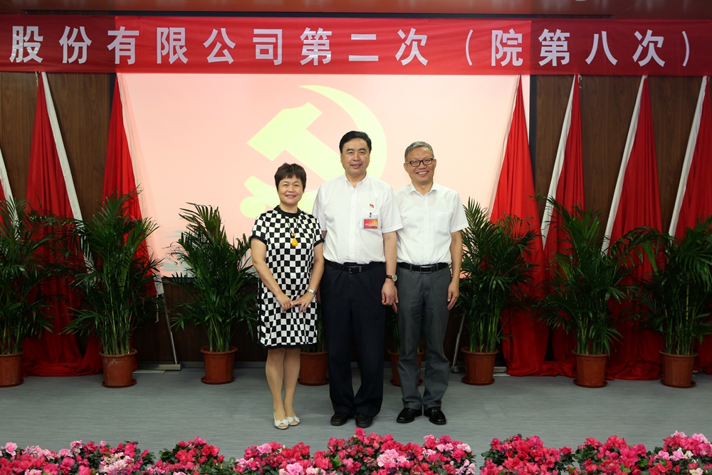 合影-趙振元書(shū)記與太極實(shí)業(yè)黨委書(shū)記褚兵、黨委副書(shū)記兼工會(huì)主席陳月芳合影.jpg