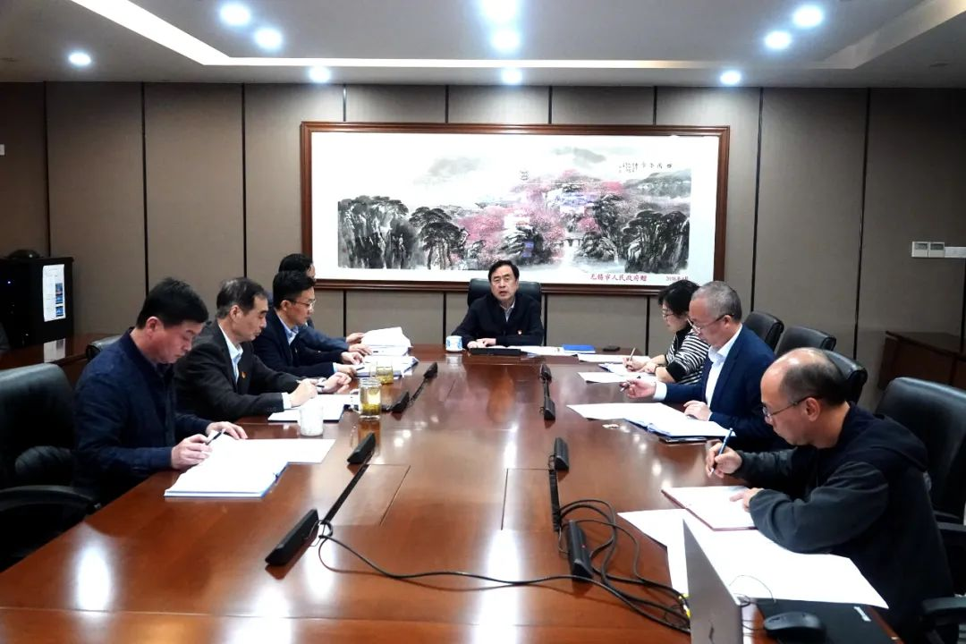 趙振元在黨委中心組學(xué)習(xí)二十大報(bào)告會(huì)上提出三個(gè)工作要點(diǎn)：第一堅(jiān)持十年來(lái)的正確路線；第二開(kāi)啟新的一百年征程；第三堅(jiān)持電子和新能源領(lǐng)域外開(kāi)辟更多新的賽道_副本.png